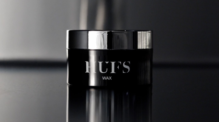 HUFS Wax – ELLE Norge Beauty Award Winner – auf dunklem Hintergrund.