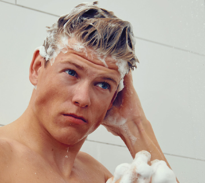 Johannes Høsflot Klæbo – HUFS Founder – wäscht sich die Haare mit HUFS Shampoo.