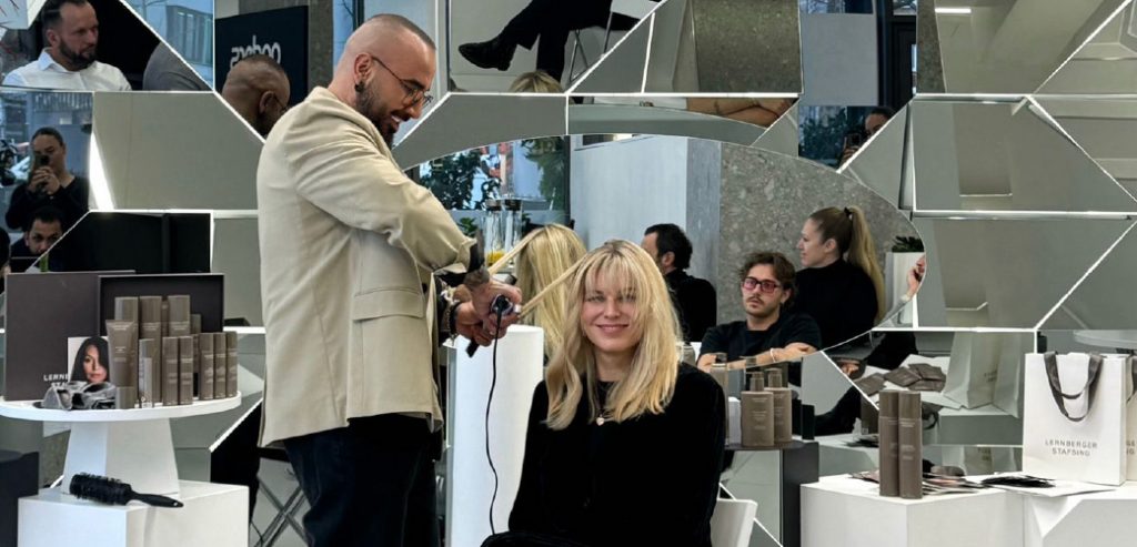 Luxury Beauty – Marken und Konzepte für Friseursalons – ein Friseur bei der Arbeit.