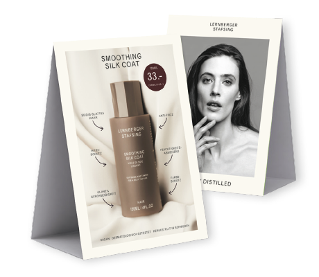 Kampagnenaufsteller von Lernberger Stafsing zum Launch des Smoothing Silk Coat inklusive Produktdarstellungen und Close-ups.