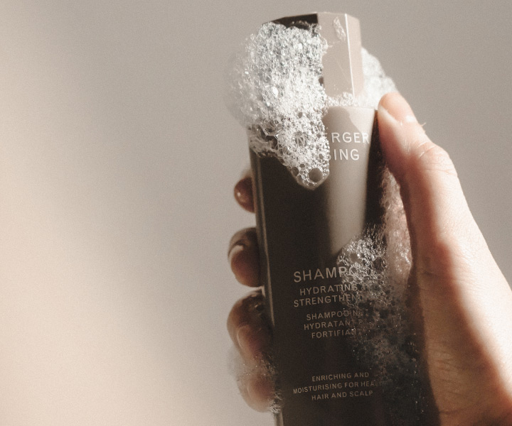 Hand mit cremigem Schaum – Lernberger Stafsing Shampoo – steht für Haircare.
