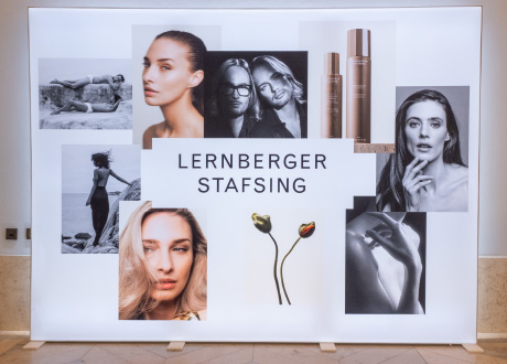Branding-Wand von Lernberger Stafsing beim PR-Event in München.