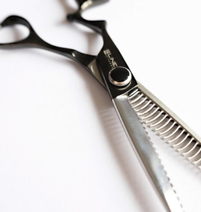 Professionelle Effilierschere von Line Scissors in Nahaufnahme.