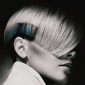 Kreativer Haarschnitt mit einer Line Scissors Schere.