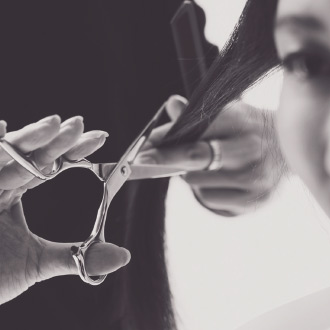 Line Scissors im Einsatz beim professionellen Haarschnitt.