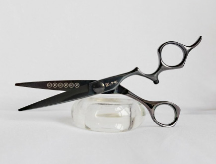 Line Scissors Offset-Haarschere auf transparentem Acrylblock.