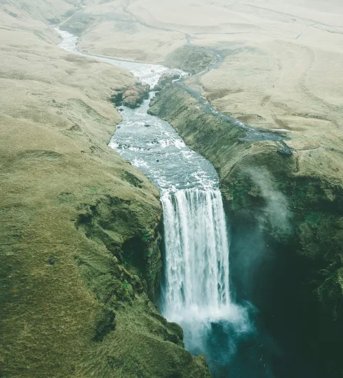 Wasserfalllandschaft als Symbol für die natürliche und nachhaltige Philosophie von GOLD Professional.